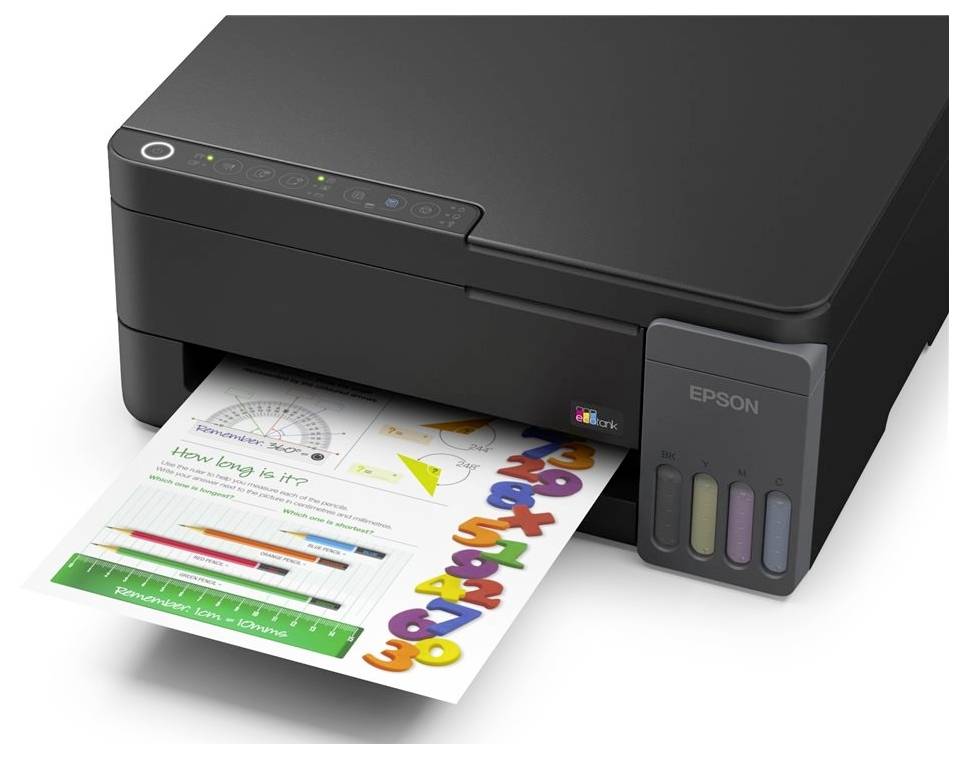 Schwarzer Epson-Tintenstrahldrucker druckt ein farbiges Arbeitsblatt mit Diagrammen und großen Zahlen aus dem Ausgabefach.