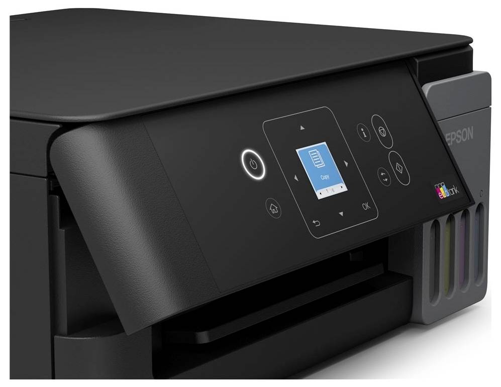 Nahaufnahme eines schwarzen Epson-Drucker-Bedienfelds mit einem kleinen blauen LCD-Bildschirm, einem Netzschalter und Tintenstand-Anzeigen auf der rechten Seite.