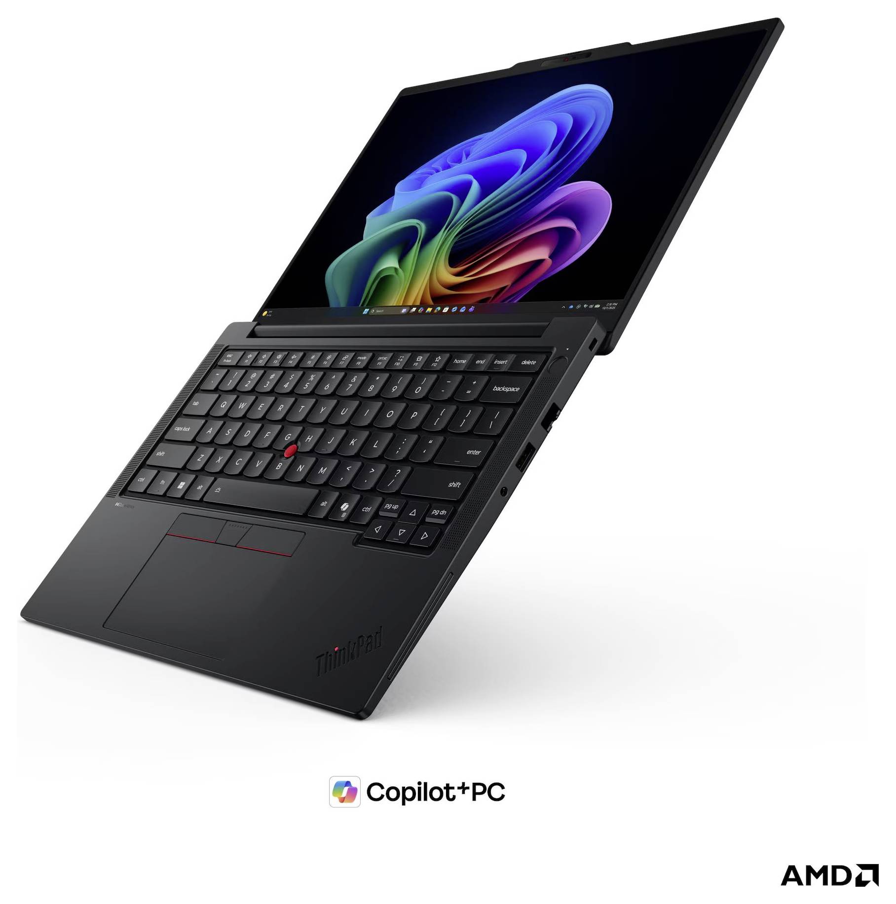 Ein Lenovo ThinkPad-ähnlicher Laptop in teilweise gefaltetem Ständermodus, wobei der Bildschirm eine farbenfrohe abstrakte Hintergrundgrafik und Copilot+ PC sowie AMD-Branding darunter anzeigt.