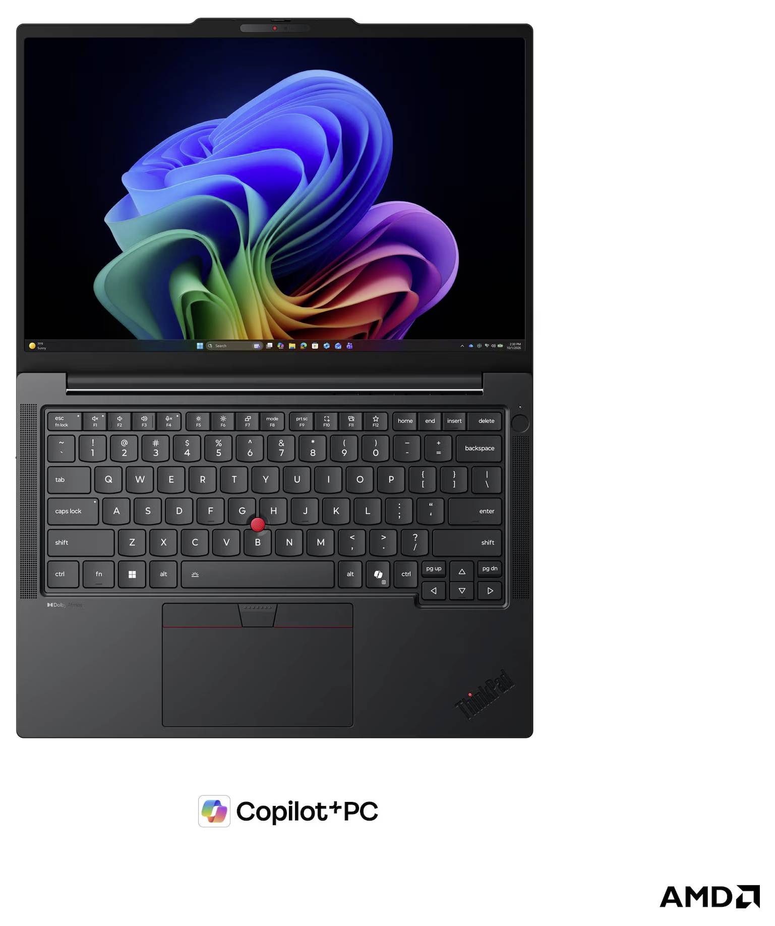 Schwarzer Laptop, der in einem Winkel offen angezeigt wird, mit Windows-Hintergrund auf dem Bildschirm; Copilot+ PC- und AMD-Logos darunter, die auf einen AI-ready PC hindeuten.