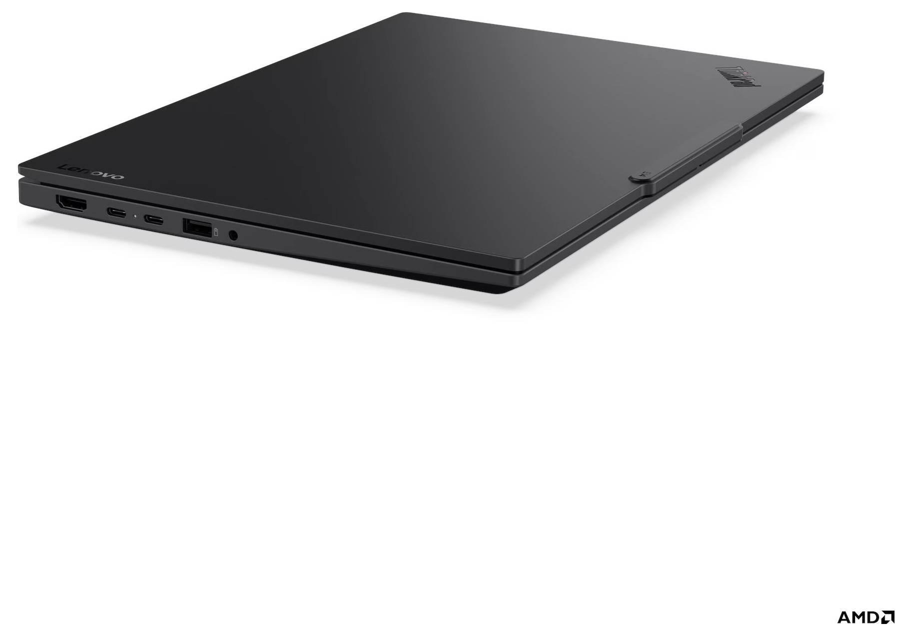 Ein schwarzer Lenovo ThinkPad-Laptop, geschlossen auf weißem Hintergrund, mit AMD-Logo in der Ecke.
