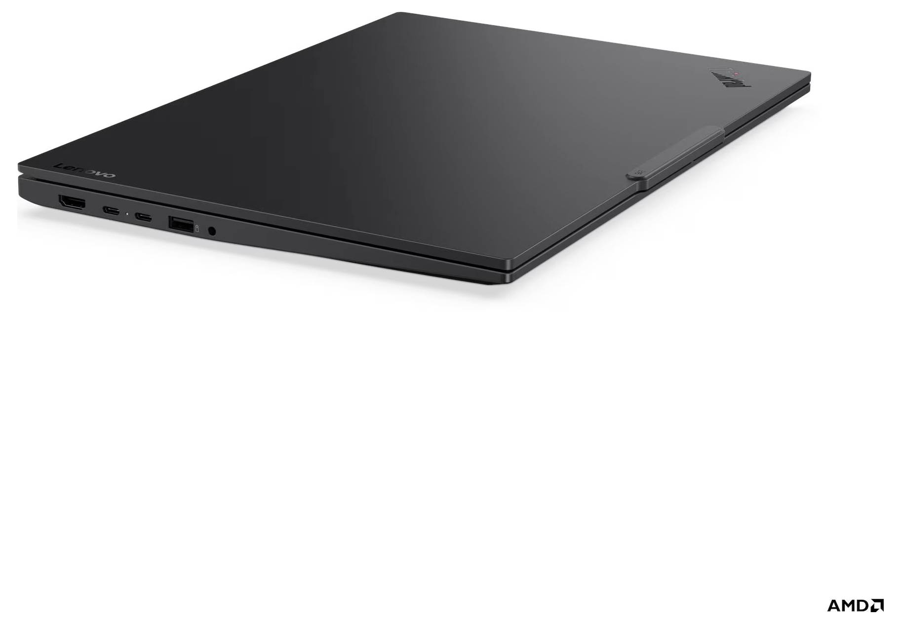 Geschlossener schwarzer Lenovo ThinkPad-Laptop, der in einem Winkel auf weißem Hintergrund gezeigt wird, mit AMD-Logo in der unteren rechten Ecke.