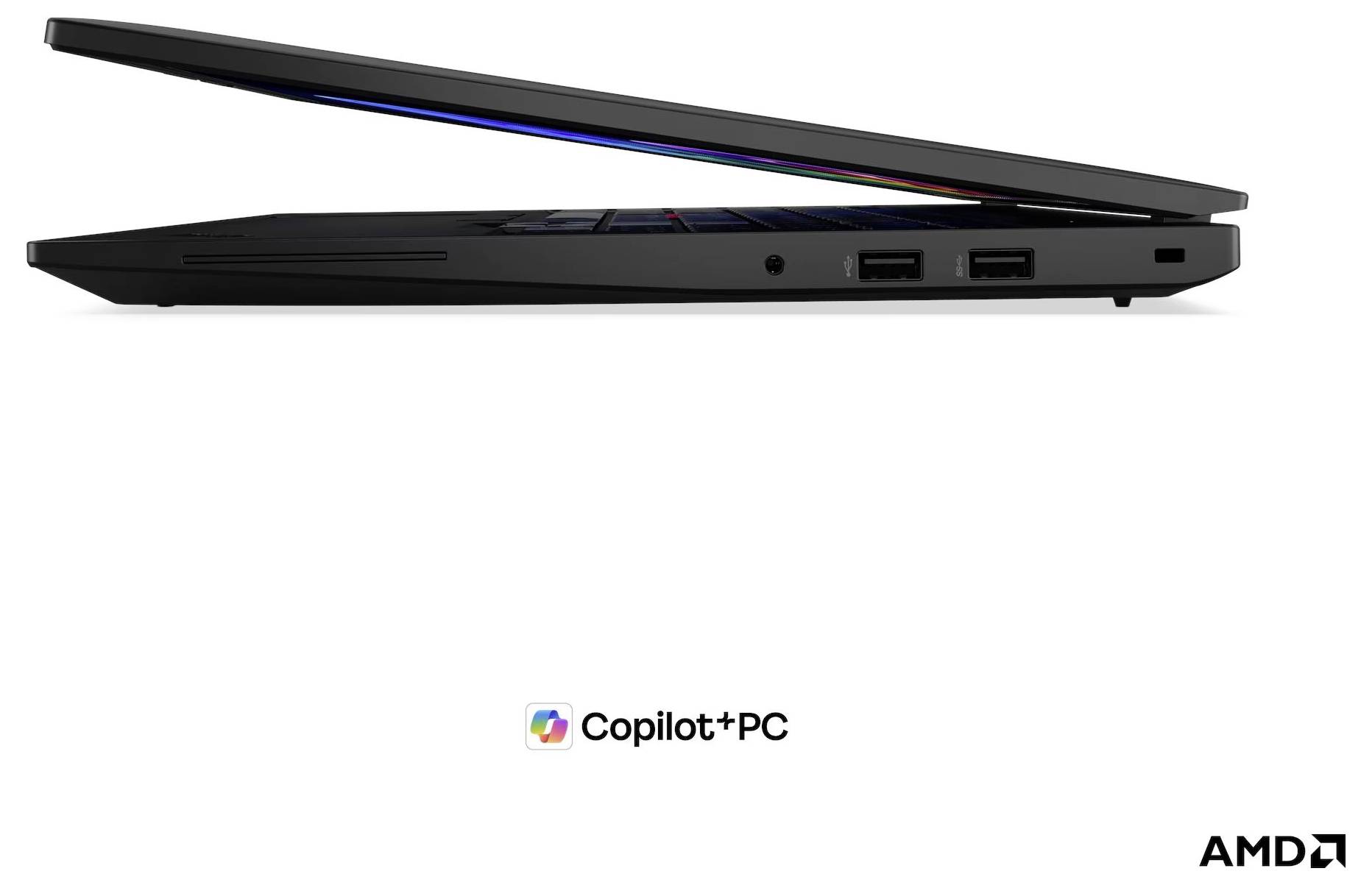 Seitenansicht eines dünnen schwarzen Laptops mit leicht geöffnetem Deckel, der einen farbigen Leuchtstreifen zeigt, mit Copilot+ PC- und AMD-Logos darunter.