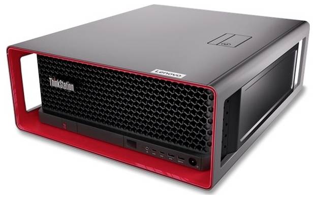Ein Lenovo ThinkStation Desktop-Workstation-Tower mit schwarzem Gehäuse und roter Front-Blende, gezeigt in Dreiviertelsansicht auf weißem Hintergrund.