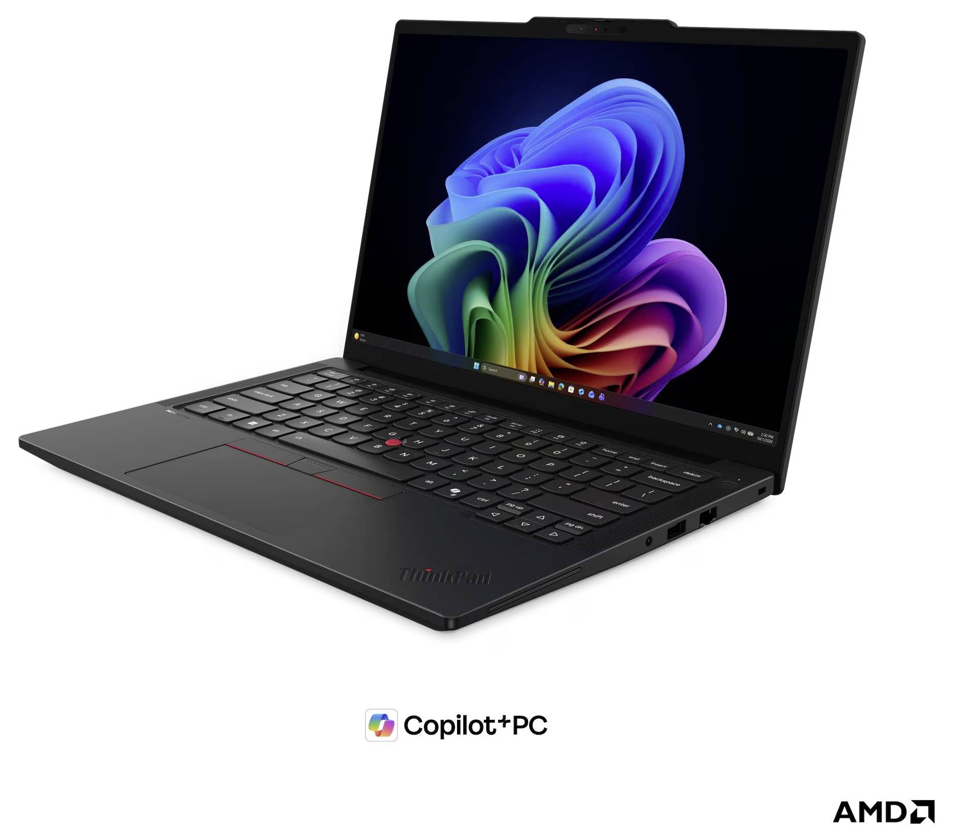 Schwarzer Lenovo-Laptop, der in einem Winkel geöffnet ist und den Windows 11-Hintergrund zeigt; Copilot+ PC- und AMD-Logos darunter, die auf ein AI-PC-Modell hindeuten.