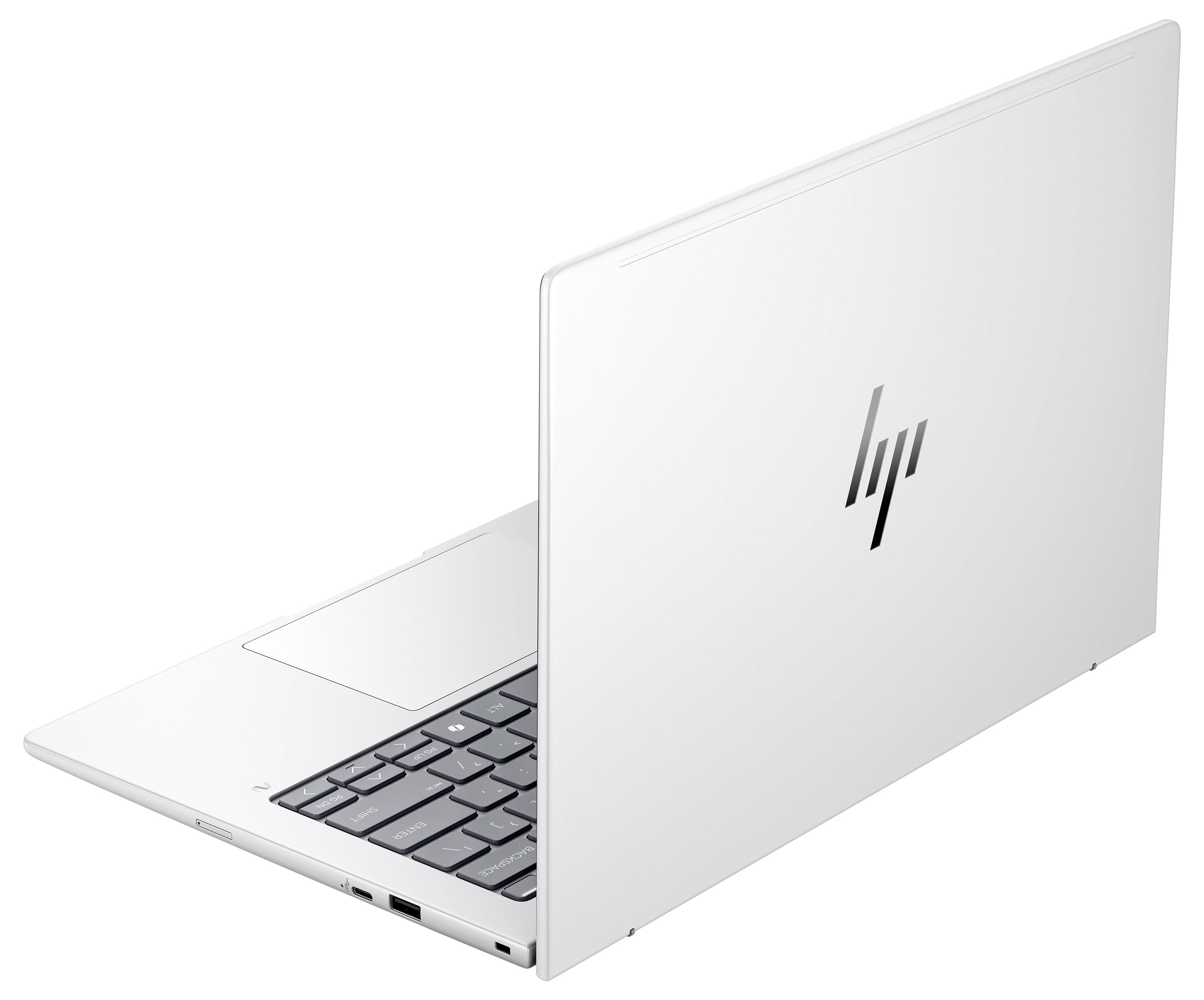 Silberner Laptop mit schwarzem Bildschirm, auf dem eine blaue Wellen-Tapete angezeigt wird, in einem Winkel auf weißem Hintergrund geöffnet.