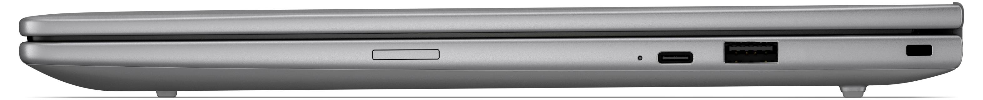 Seitenansicht eines geschlossenen silbernen Laptops, die die vordere Kante mit SD-Kartensteckplatz, USB-Anschluss und Lüftungsgitter zeigt.