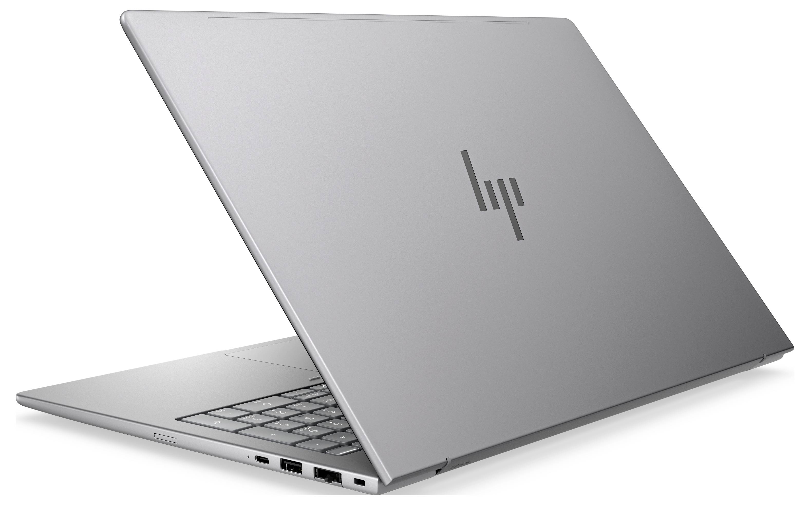 Geschlossener silberner HP-Laptop von der hinteren linken Seite gezeigt, teilweise offen auf weißem Hintergrund.