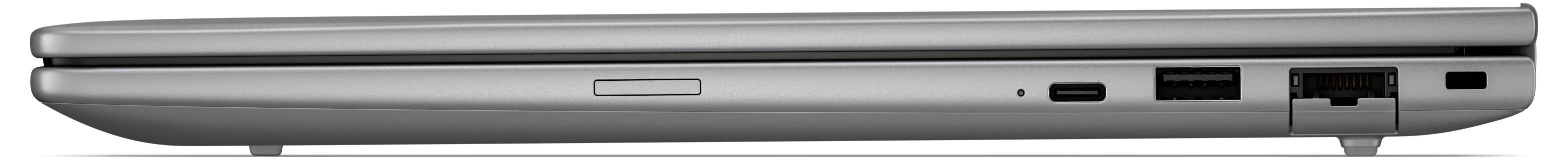 Seitenansicht eines geschlossenen silbernen Laptops, die die Vorderkante mit Anschlüssen und einem Laufwerk-Schacht zeigt.