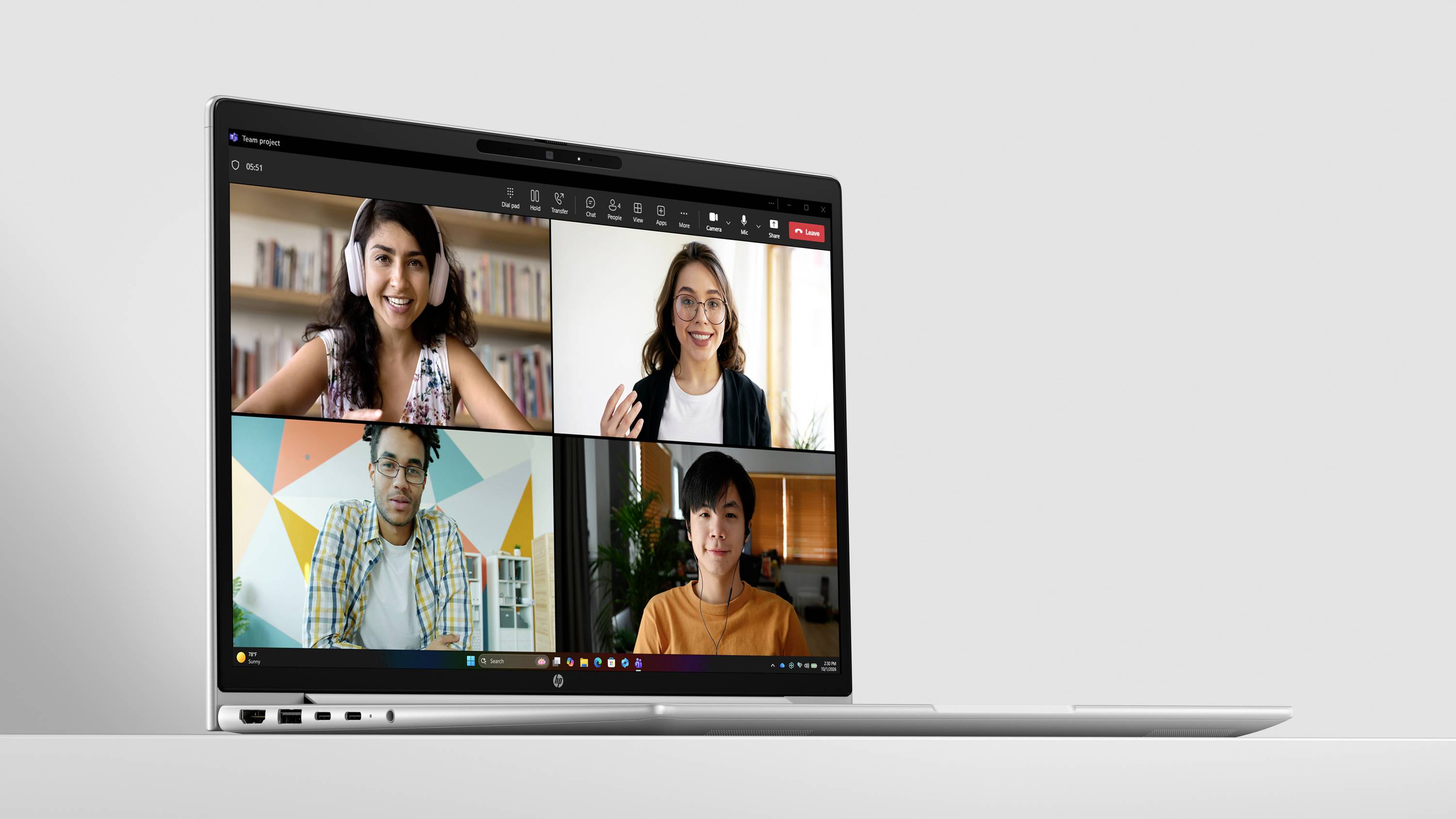 Laptop-Bildschirm zeigt eine Videokonferenz mit vier Teilnehmern in einem 2x2-Raster.