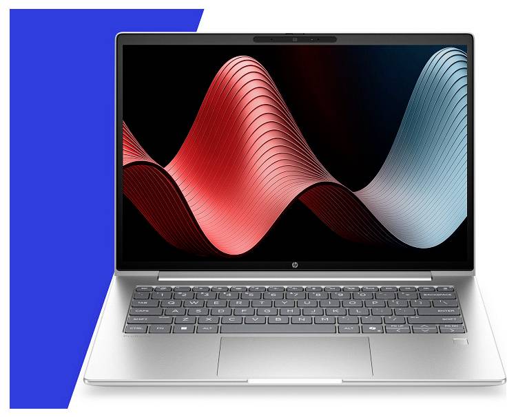 Silberner Laptop, offen auf weißem Hintergrund mit geometrischem blauem Akzent dahinter, zeigt abstrakte rot-blaue Wellengrafik auf dem Bildschirm.