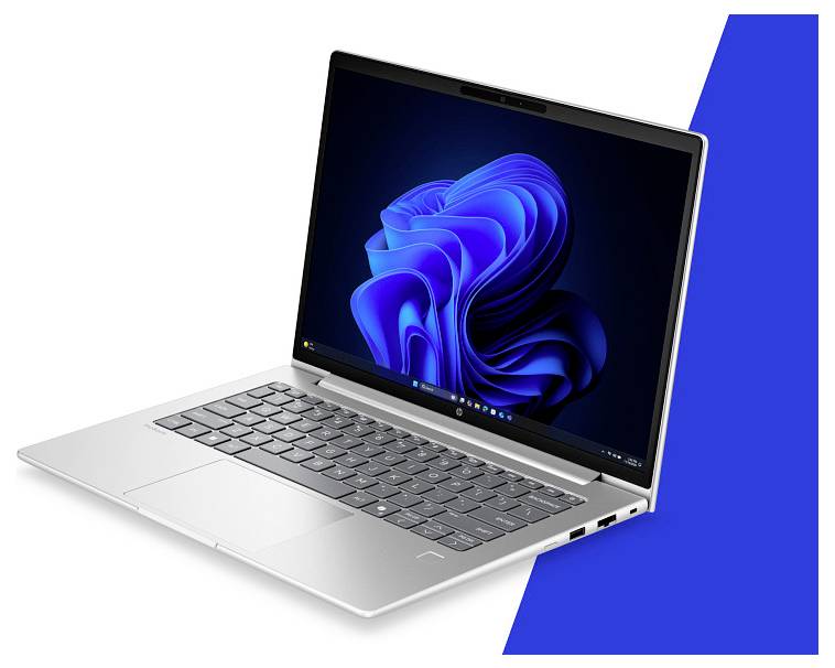 Silberner Laptop in einem Winkel geöffnet, zeigt eine Windows 11 blaue Wirbeltapete, isoliert auf weißem Hintergrund mit einer blauen Akzentform.
