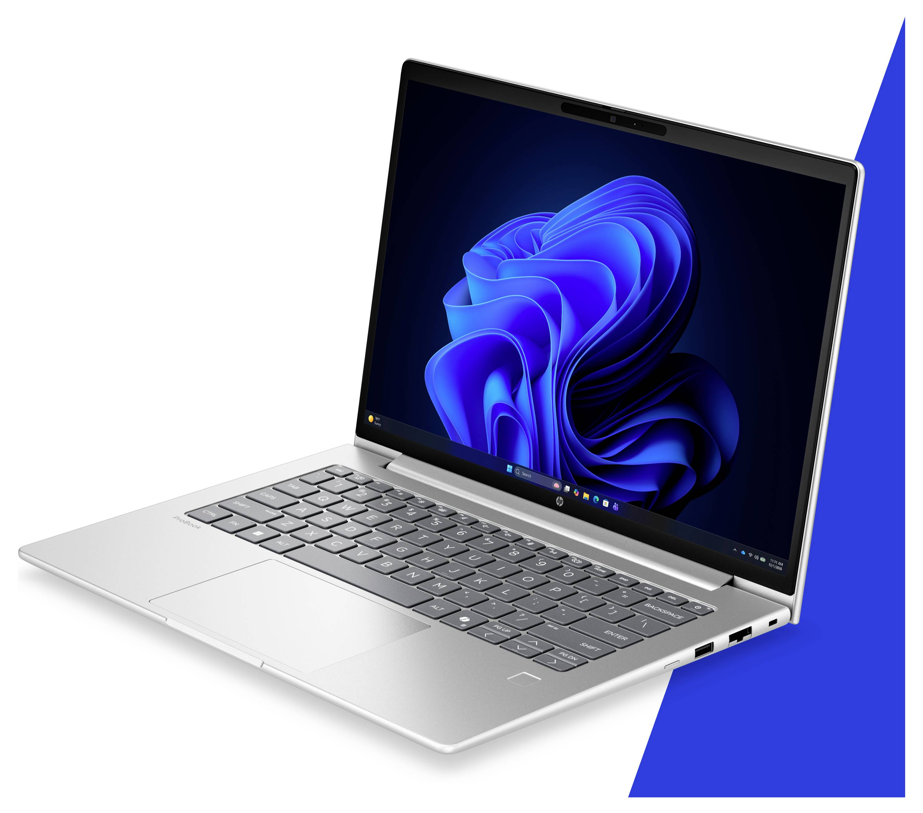 Silberner Laptop, schräg geöffnet, zeigt auf dem Bildschirm die Windows-11-Blau-Wirbel-Tapete auf weißem Hintergrund mit einer blauen Akzentform.