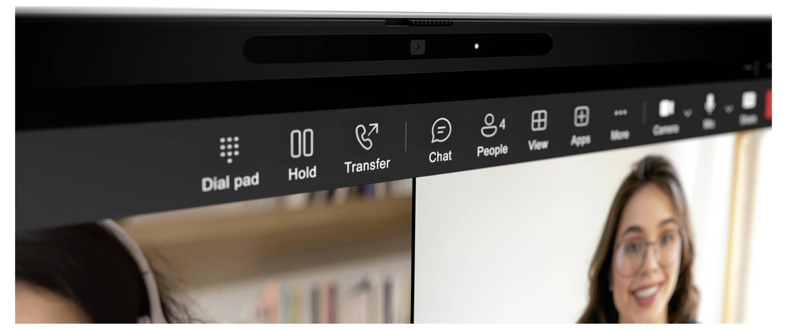 Zoom-Meetinng-Symbolleiste auf einem Laptop-Bildschirm mit Steuerelementen für Wählfeld, Halten, Weiterleiten, Chat, Personen, Ansicht, Apps, Mehr, Kamera und Mikrofon über einem Videoanruf.