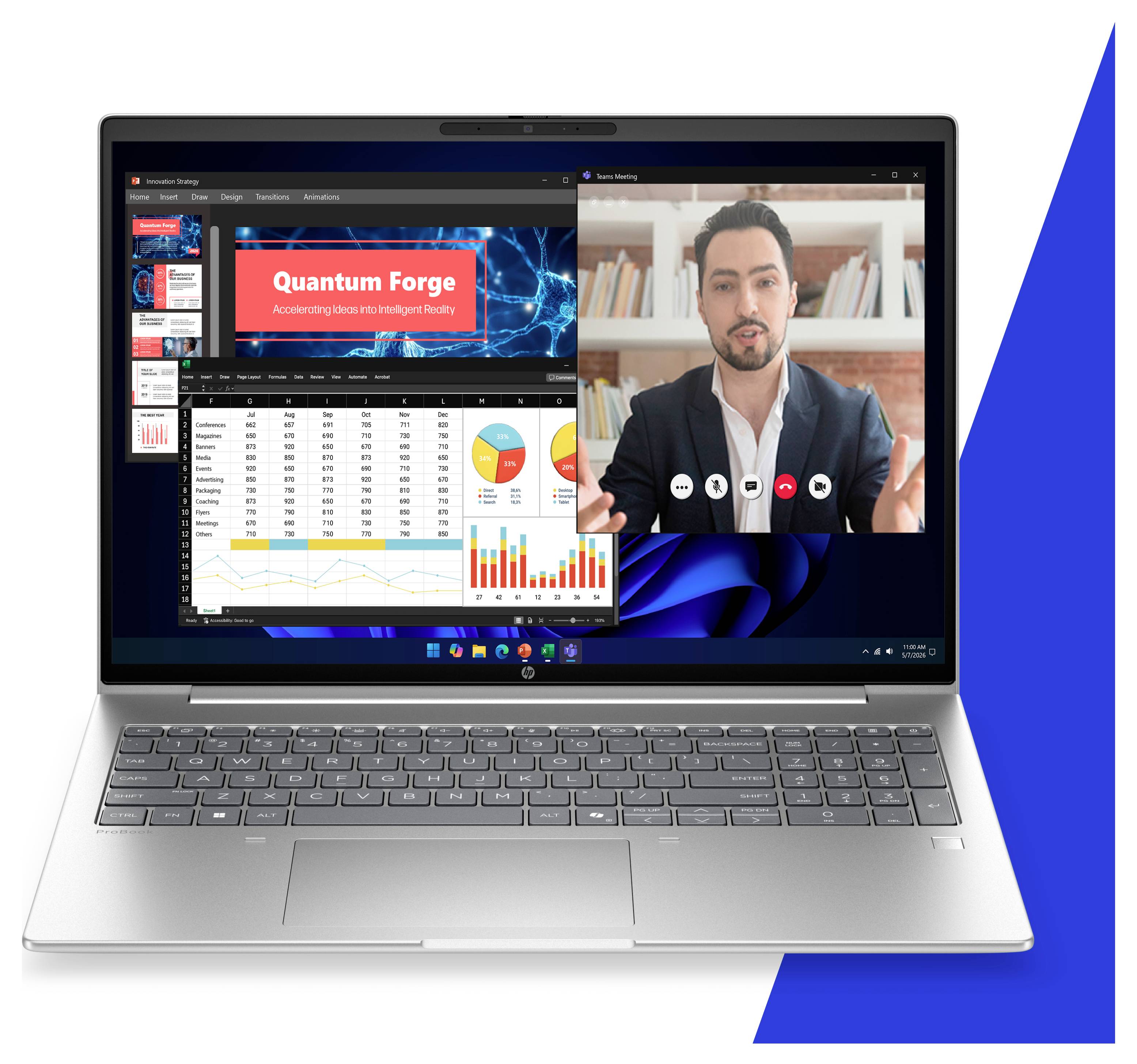 Silberner Laptop mit einer Geschäftspräsentation mit Diagrammen und einem Videoanruf-Fenster, in dem ein Mann spricht.