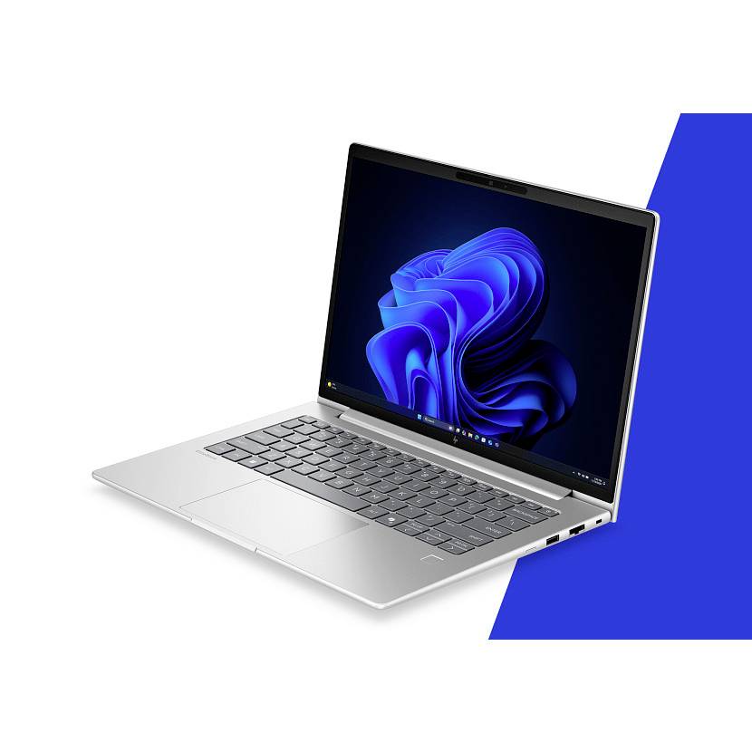 Silberner Laptop auf weißem Hintergrund mit blauer Akzentform, zeigt Windows-ähnliche blaue abstrakte Tapete auf dem Bildschirm.