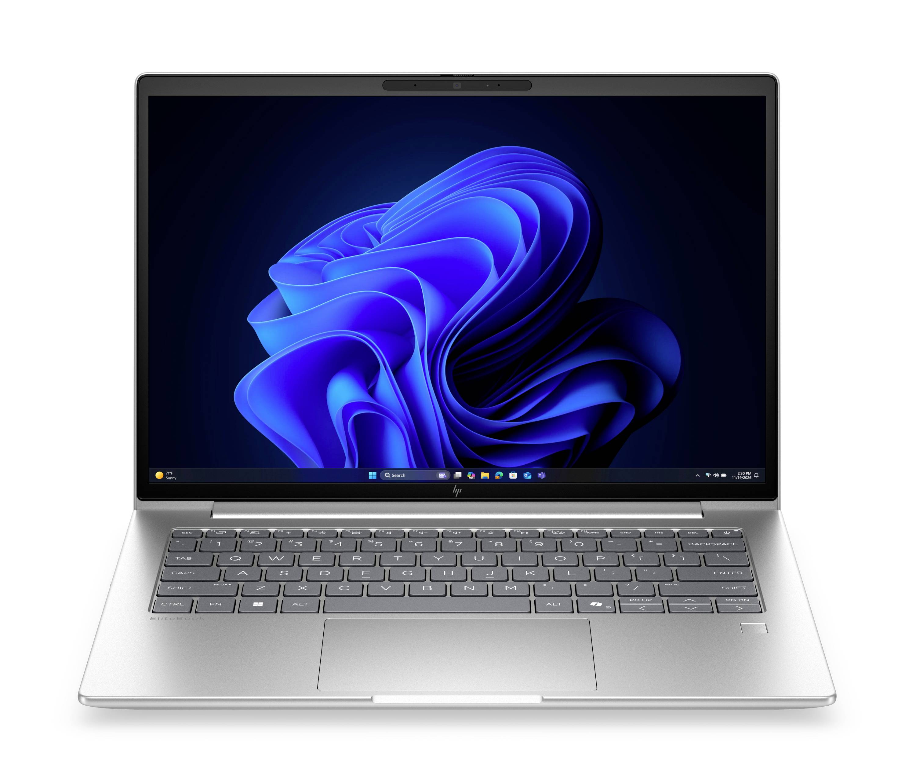 Silberner Laptop mit einem Windows-11-ähnlichen blauen abstrakten Hintergrundbild auf dem Bildschirm, geöffnet auf weißem Hintergrund dargestellt.