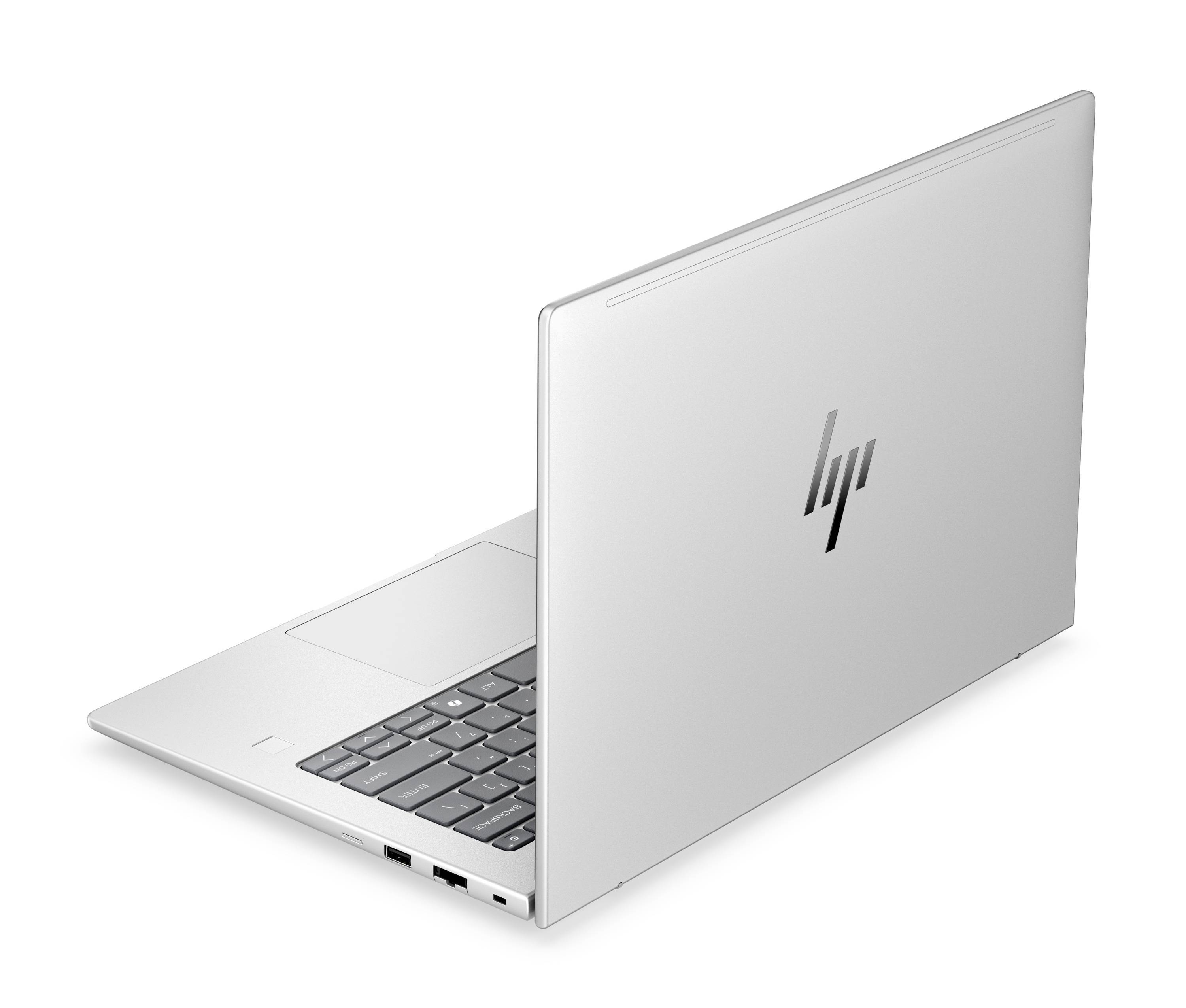 Silberner HP-Laptop, teilweise geöffnet, von der hinteren linken Seite auf weißem Hintergrund gezeigt.