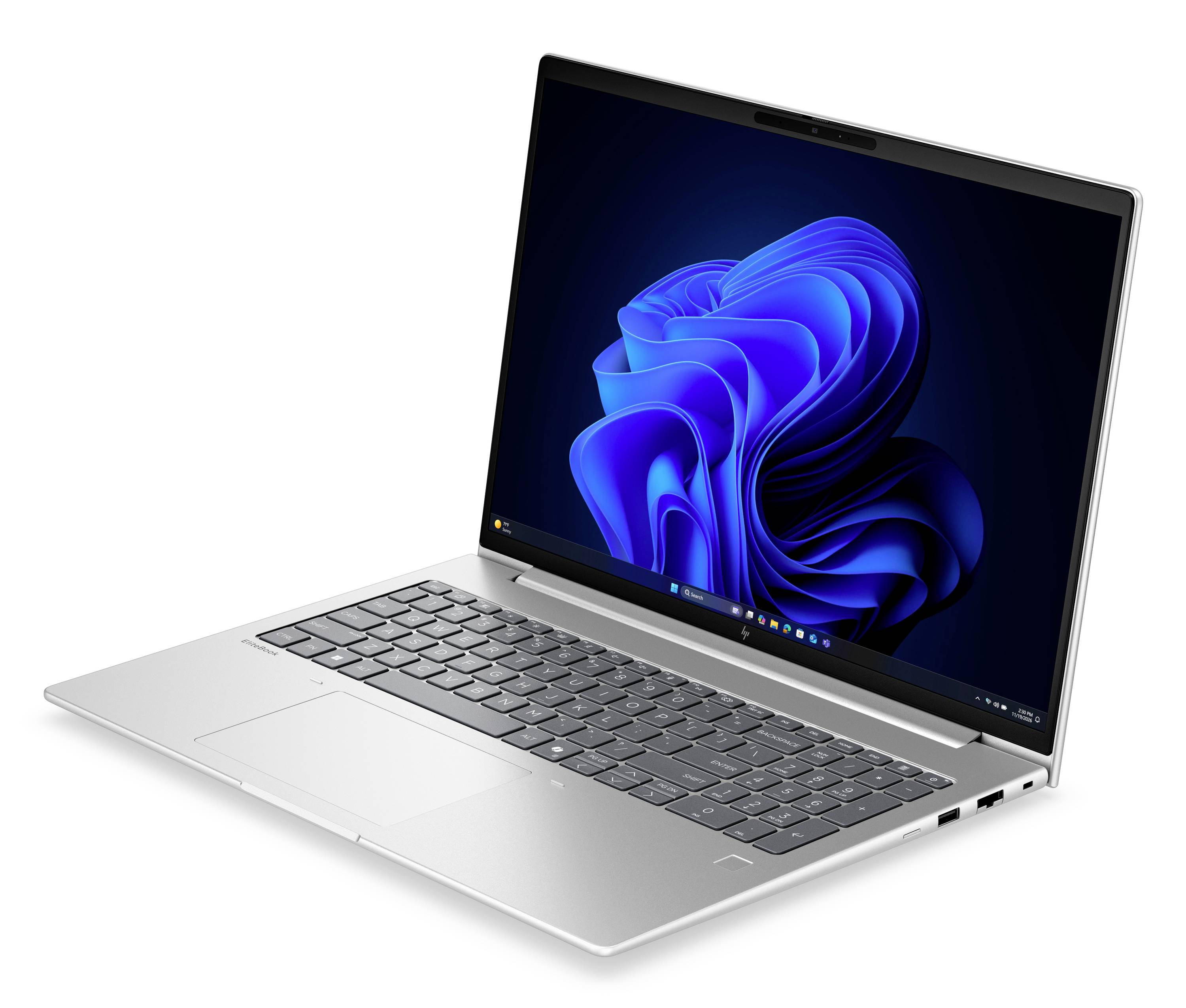 Silberner Laptop offen auf weißem Hintergrund, zeigt eine blaue abstrakte Tapete auf dem Bildschirm.