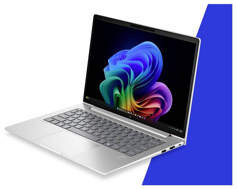 Silberner Laptop im angewinkelten offenen Zustand mit buntem abstraktem Display, dargestellt auf weißem Hintergrund mit blauem geometrischem Akzent dahinter.