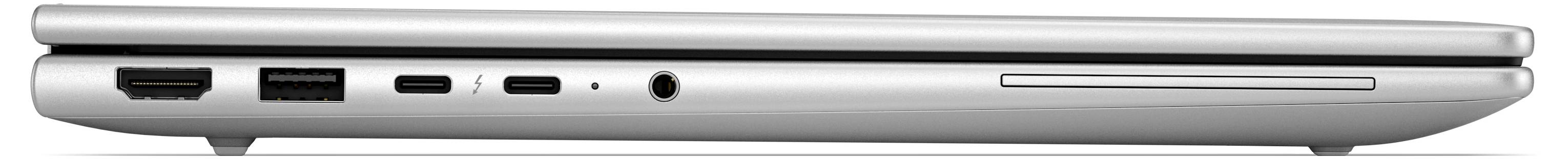 Seitenansicht eines geschlossenen silbernen Laptops, die Vorderkante zeigend mit zwei USB-Anschlüssen, einer Audiobuchse und anderen kleinen Anschlüssen.