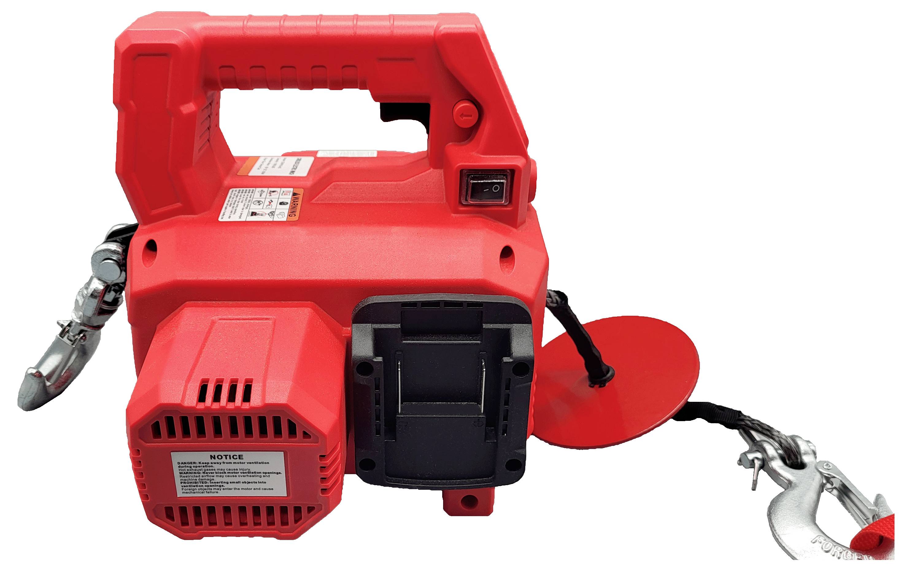 Rotes kabelloses Elektrowerkzeug mit Tragegriff, Batteriefach und befestigter Kettenspannvorrichtung auf weißem Hintergrund.