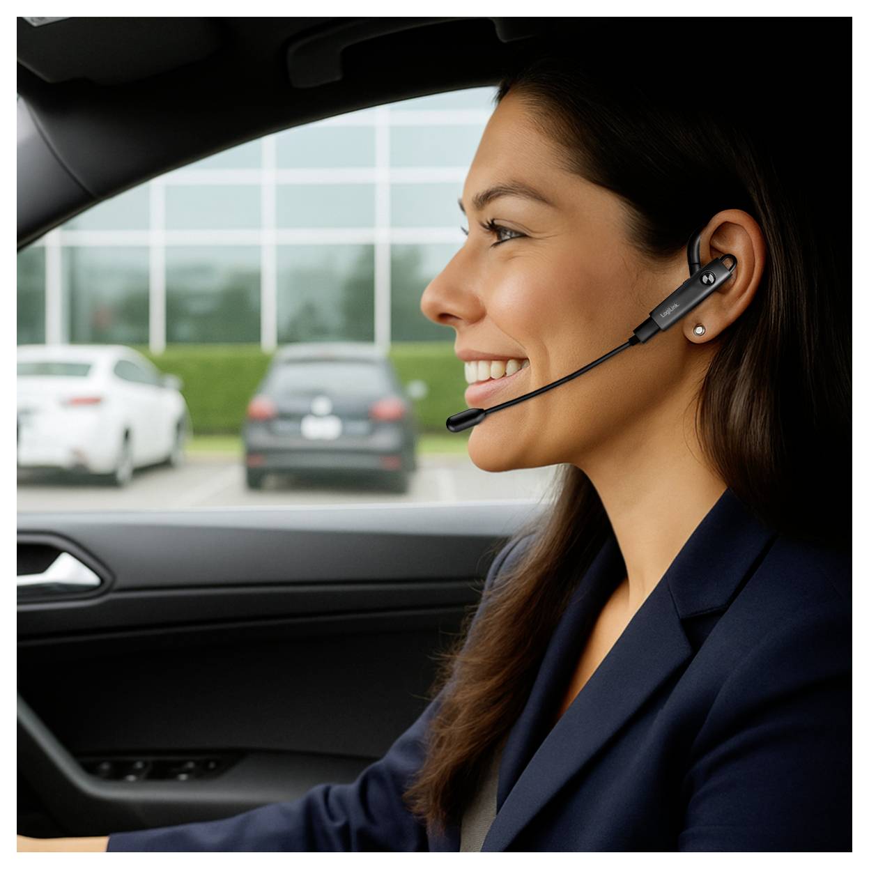 Lächelnde Frau mit Headset fährt ein Auto, wahrscheinlich während sie einen Kundenservice-Anruf entgegennimmt.