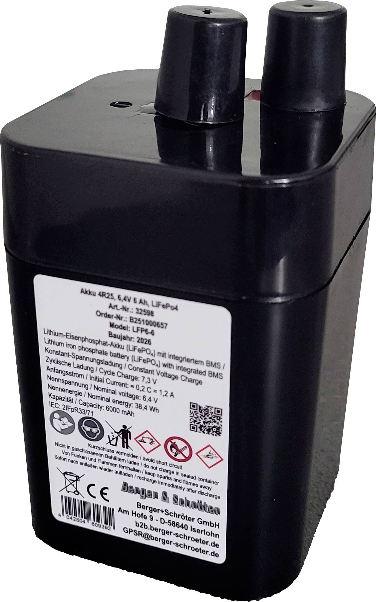 Schwarzes wiederaufladbares Batteriepack mit zwei Anschlüssen oben und einem Produktetikett, abgebildet in einem Produktfoto auf weißem Hintergrund.