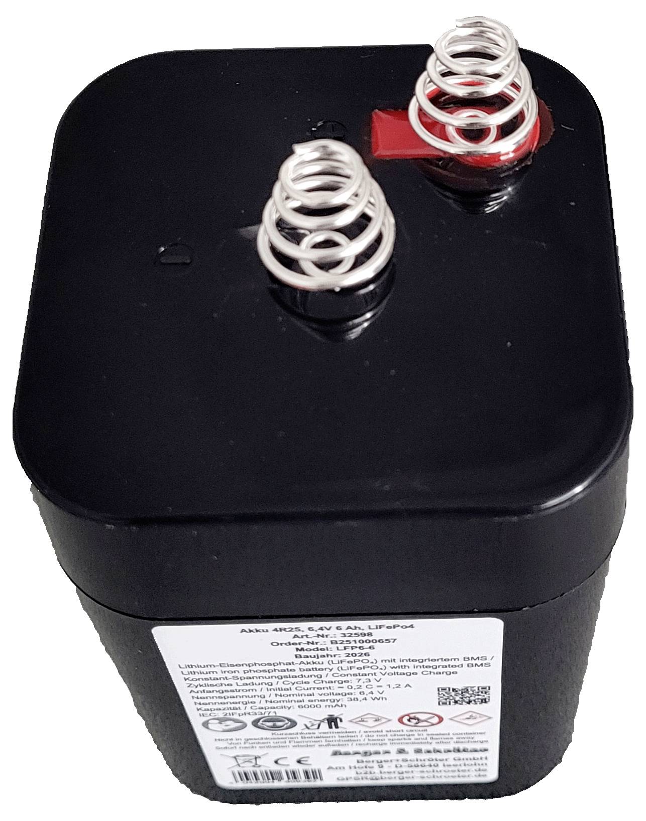 Schwarzes Batteriepack mit zwei Federklemmen, eine mit rot gekennzeichnet, gezeigt in Vorderansicht mit Produktetikett auf der Seite.