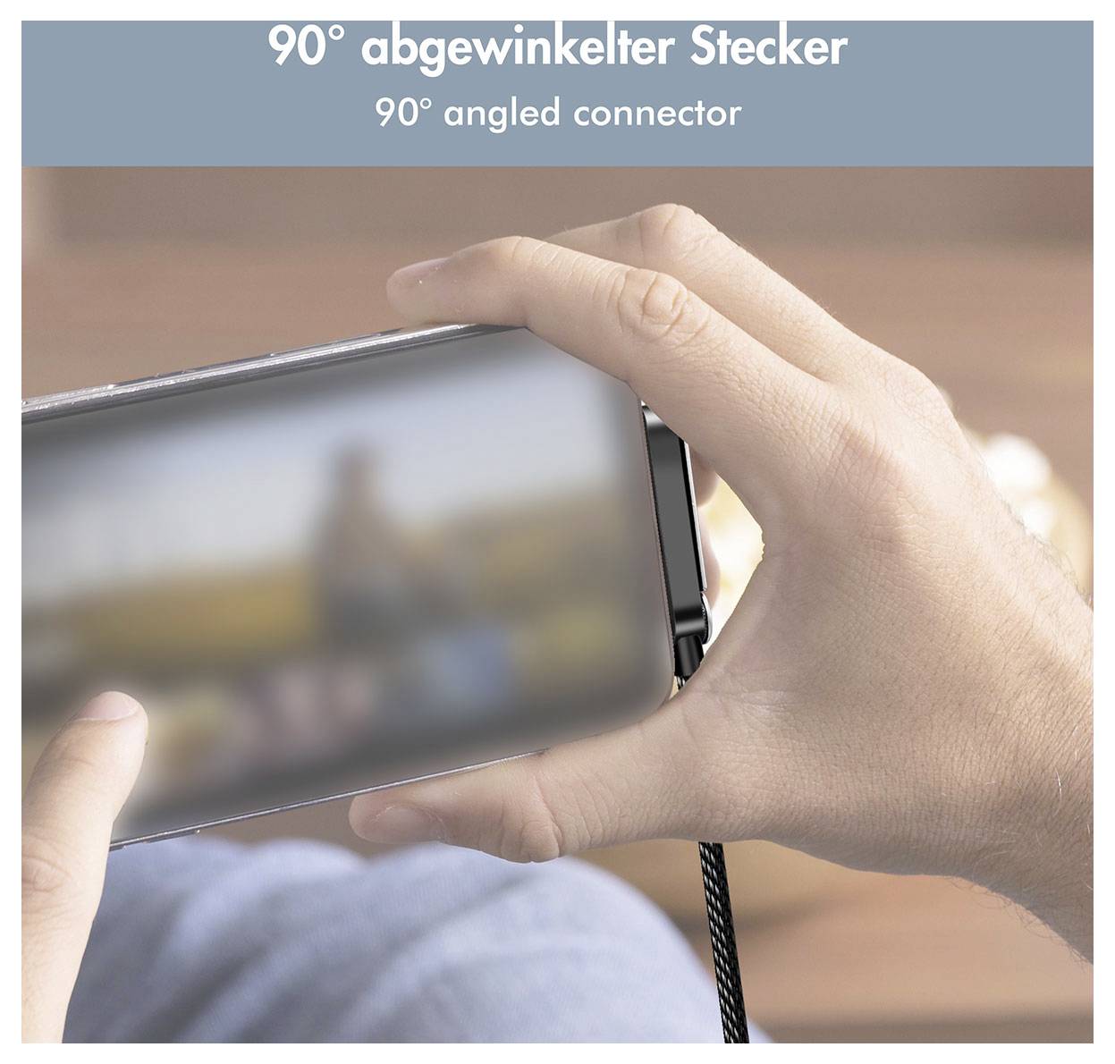 Hände halten ein Telefon mit einem 90° abgewinkelten Ladestecker, der mit „90° abgewinkelter Stecker