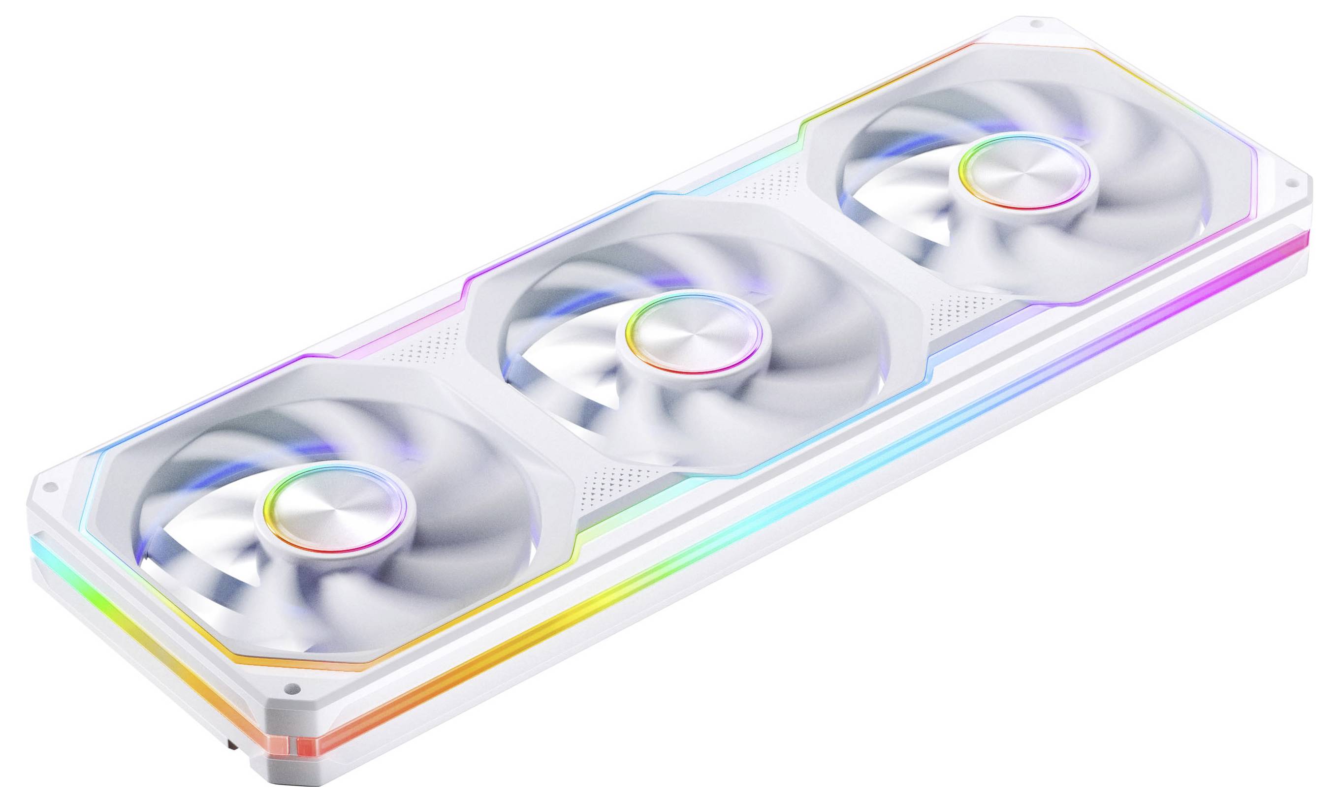 Weiße Grafikkarte mit drei Lüftern und RGB-Kantenbeleuchtung auf einem einfachen Hintergrund, in schräger Ansicht gezeigt.