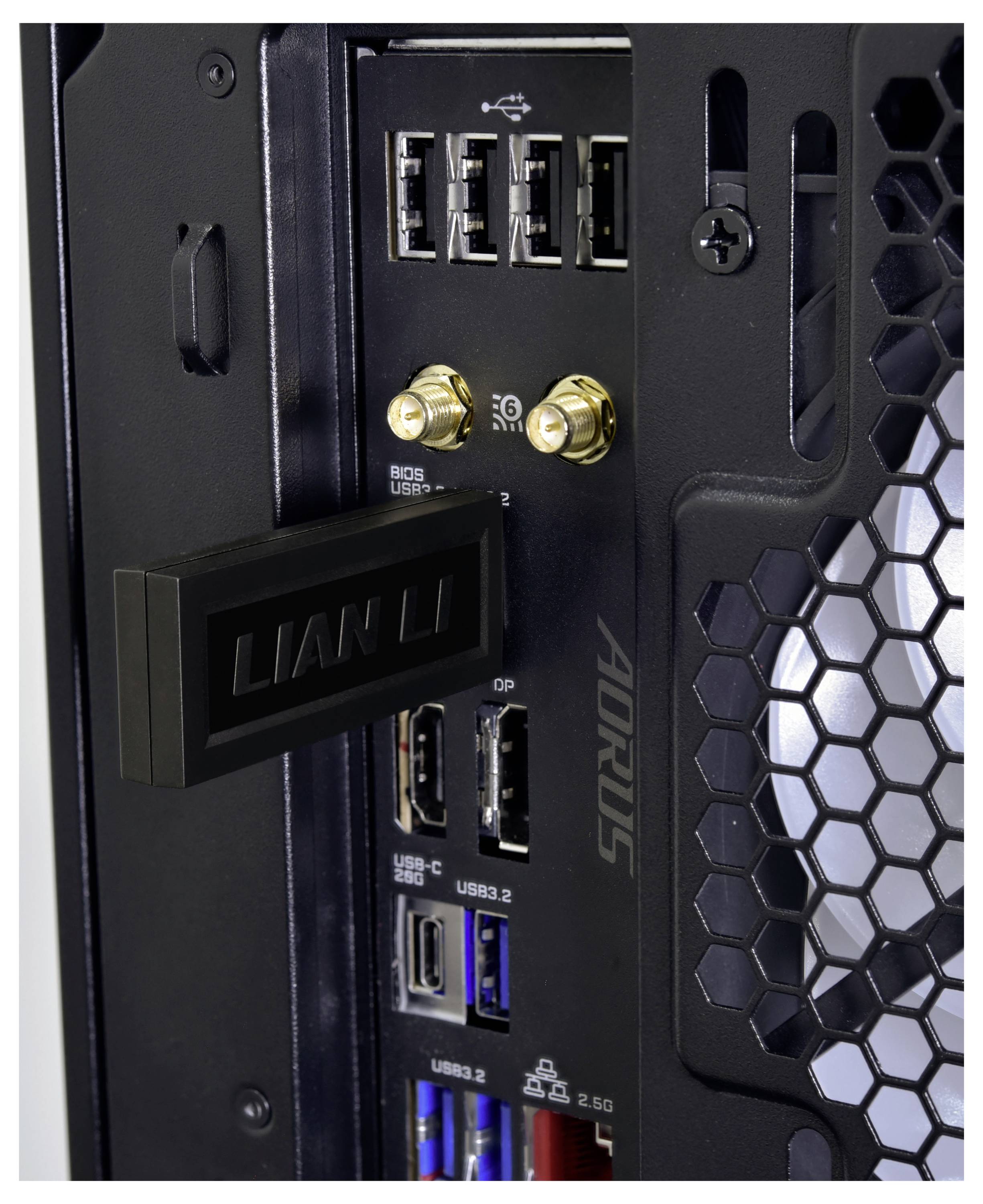 Nahaufnahme eines Desktop-PC-Motherboard-Rückseiten-E/A-Panels mit USB-Anschlüssen, Wi-Fi-Antennensteckern, BIOS/UEFI-Tasten und AORUS-Branding neben einer Wabengitter-Lüftungsöffnung des Gehäuses.