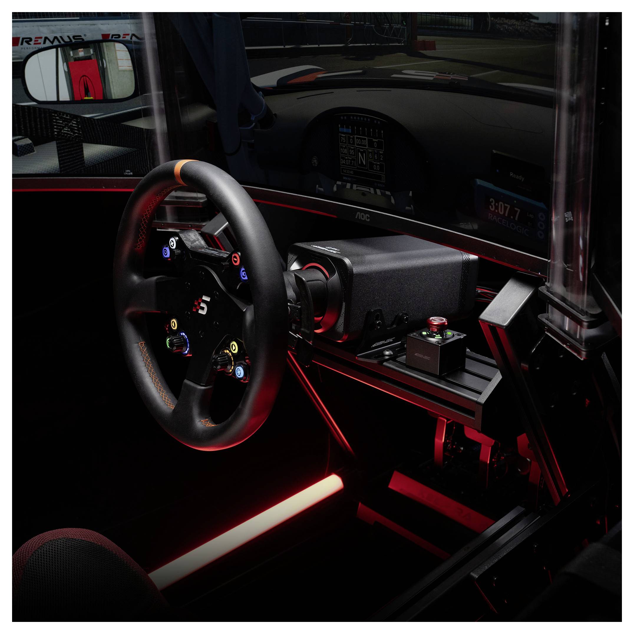 Nahaufnahme eines Rennsimulatorcockpits mit einem Lenkrad, Armaturenbrett-Display und rot beleuchteten Bedienelementen in einer dunklen Anordnung.