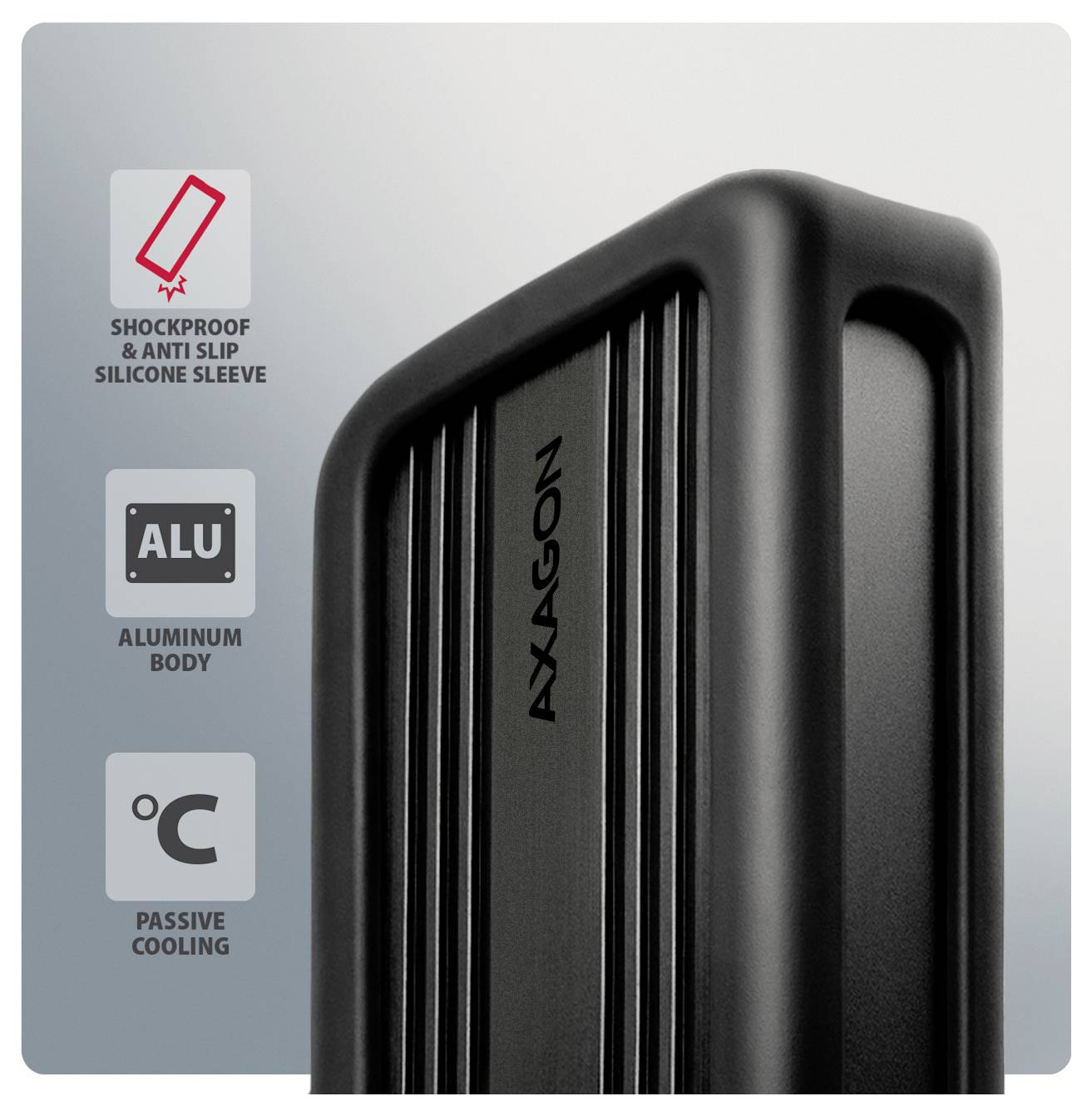 Nahaufnahme eines schwarzen tragbaren AXAGON-Gerätekoffers; Seitensymbole heben die stoßfeste rutschfeste Silikonhülle, das Aluminiumgehäuse und die passive Kühlung hervor.