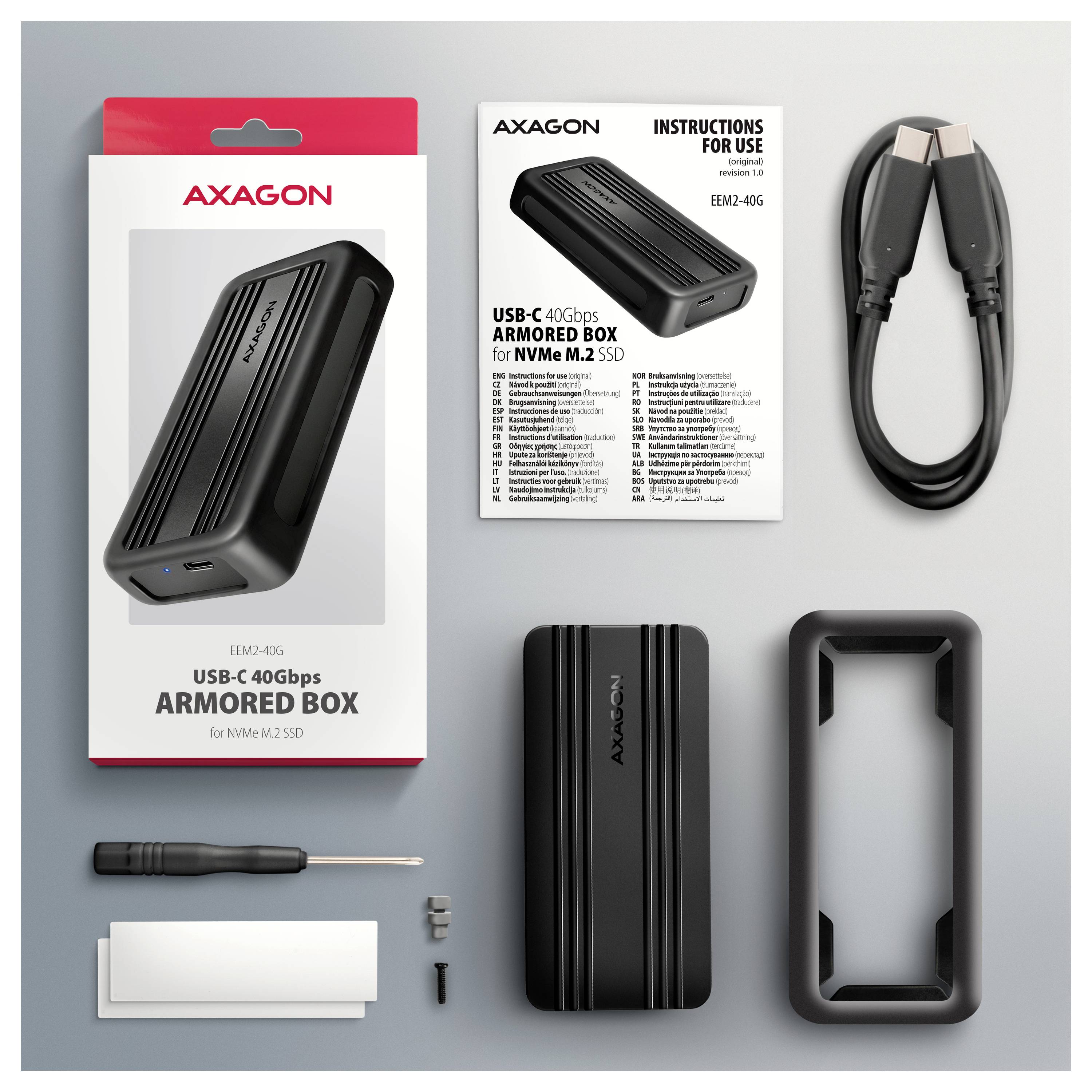 AXAGON USB-C 40Gbps gepanzerter Kasten für NVMe M.2 SSD gezeigt mit Verpackung, Anleitung, Kabel, Schraubendreher, Schrauben und Gehäuseteilen.