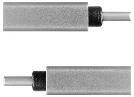 Zwei silberfarbene zylindrische Stecker, die auf weißem Hintergrund gezeigt werden, einer mit dem Metallstift auf der rechten Seite und einer mit dem Stift auf der linken Seite.