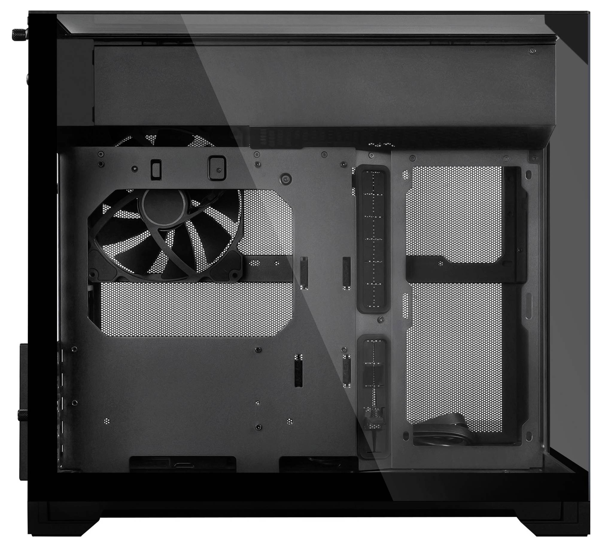 Leeres schwarzes Computergehäuse-Inneres mit einem hinteren Lüfter und perforierten Paneelen, von der Seite gezeigt.