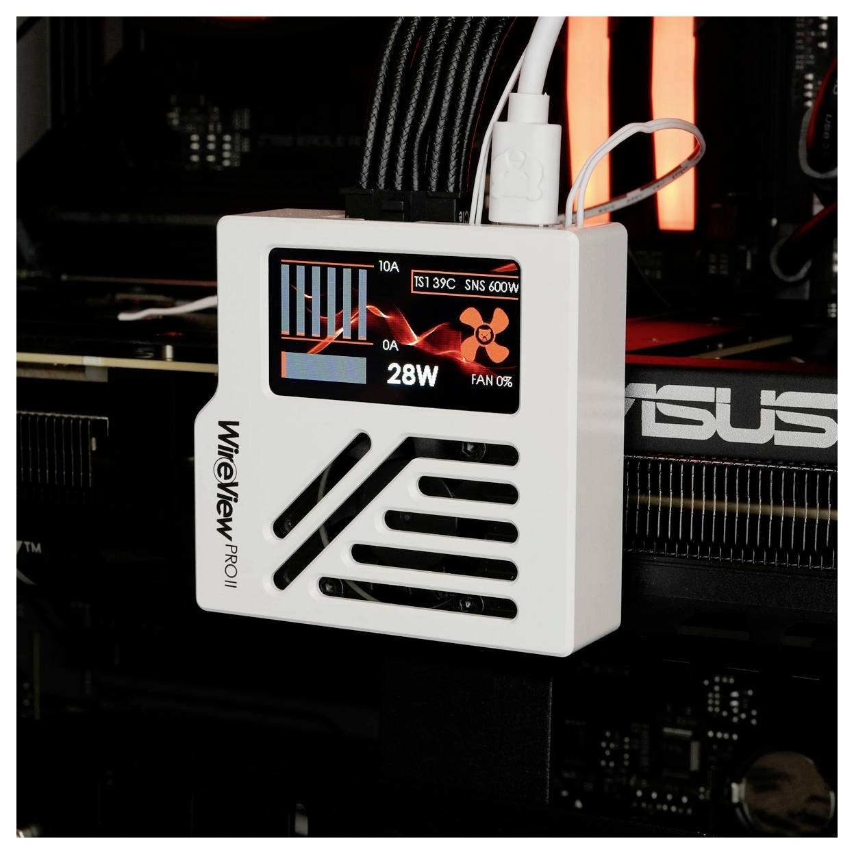 Weiße WireView PRO Stromzähler in einem PC-Gehäuse zeigt auf seinem Bildschirm 28W, 39°C und Lüftergeschwindigkeit 0% an.