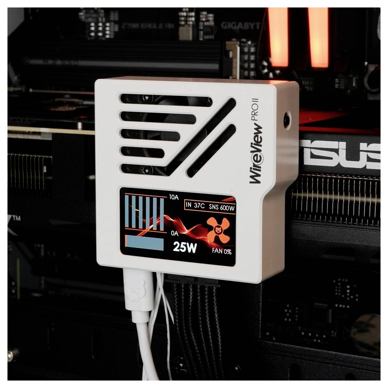 White Wiseview Pro Kühlungsmonitor im Inneren eines PC-Gehäuses angebracht, mit einem kleinen Display, das 25W, 37C und den Lüfterstatus anzeigt.