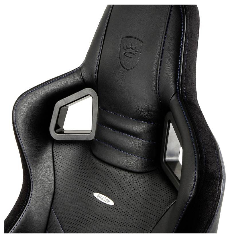 Schwarzer Rennsitz im Bucket-Seat-Stil mit blauer Naht, seitlichen Ausschnitten und 'noblechairs'-Logo auf der Rückenlehne