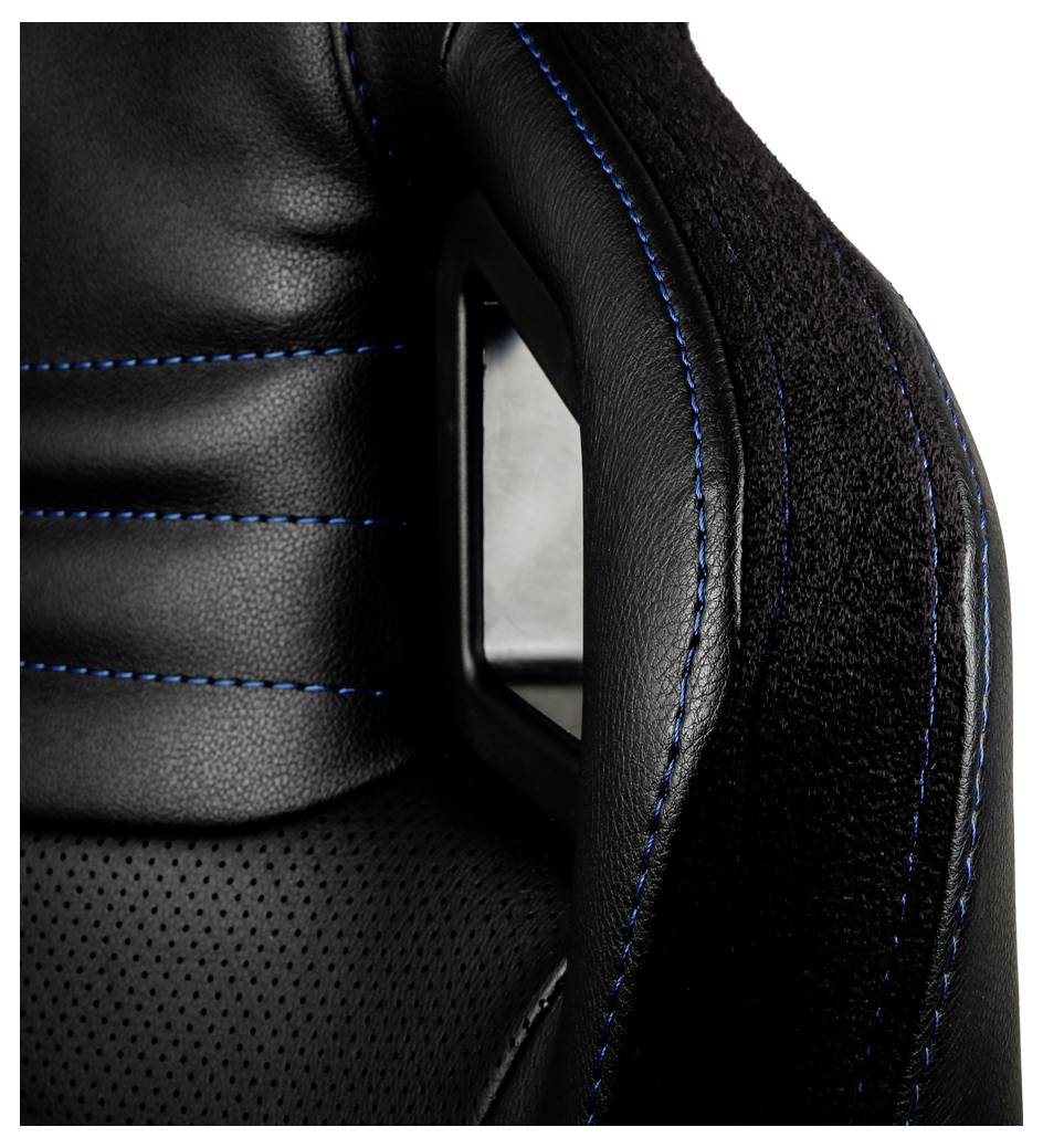 Nahaufnahme einer schwarzen Leder-Gaming-Stuhlsitzfläche mit blauer Steppnaht und einem seitlichen Ausschnitt mit Griffdetail.