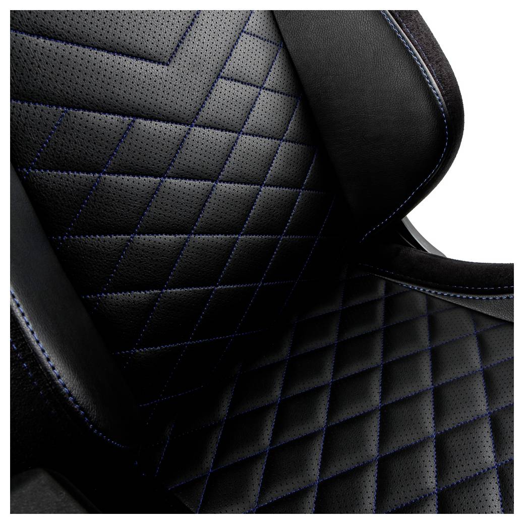Nahaufnahme eines schwarzen Autositzes aus Leder mit Rautensteppung und blauer Paspelierung, die die Rückenlehne und das Sitzkissen zeigt.