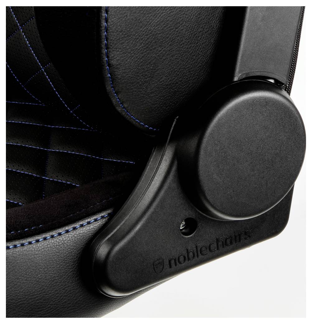 Nahaufnahme eines schwarzen NobleChairs Gaming-Stuhls mit Seitenmechanismus, rundem Verstelldeckel und blau gesäumter Sitzpolsterung.