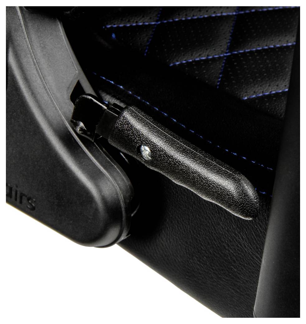 Nahaufnahme eines Sitzverstellhebels an einem schwarzen Sitz mit blauer Naht.