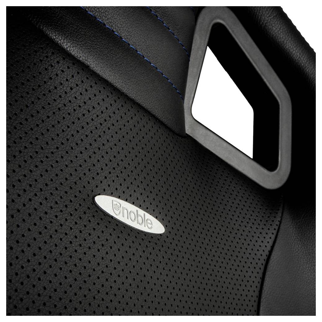 Nahaufnahme eines schwarzen perforierten Leder-Gaming-Stuhls mit blauer Naht, silbernem „noble