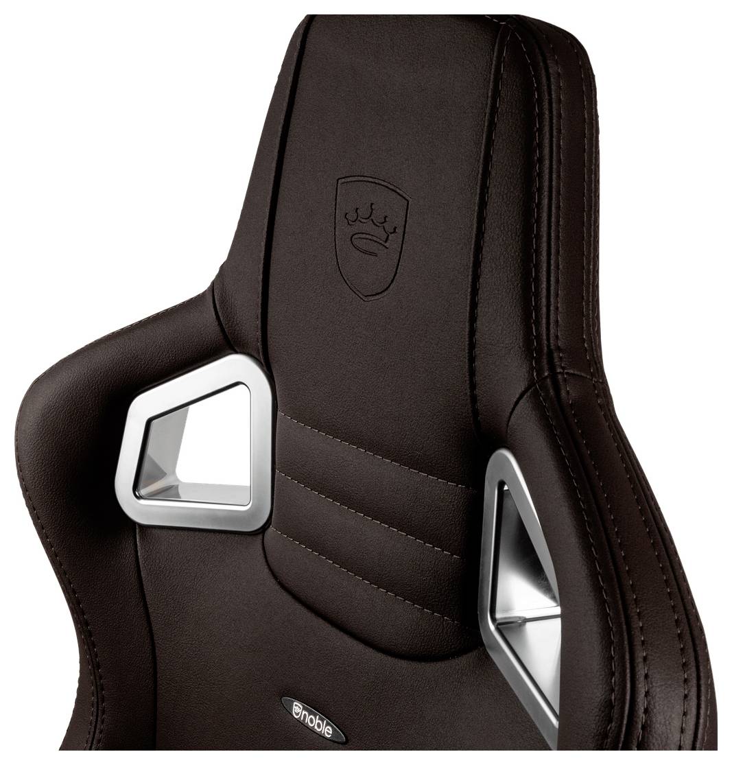 Dunkelbraun Gamingstuhl mit hoher Rückenlehne, ausgeschnittenen Griffen, silbernen Seitenverzierungen und besticktem Logo auf der Kopfstütze.