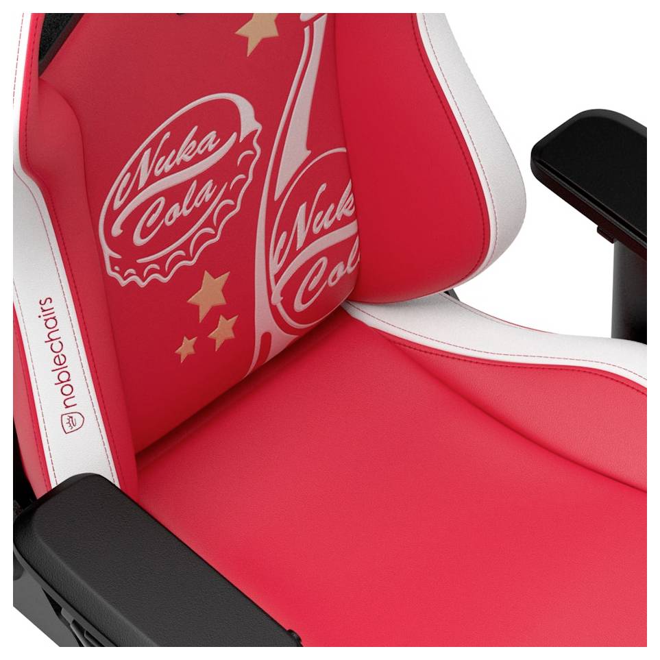 Nahaufnahme eines roten Gaming-Stuhls mit weißer Verzierung, Nuka-Cola-Branding und schwarzen Armlehnen.