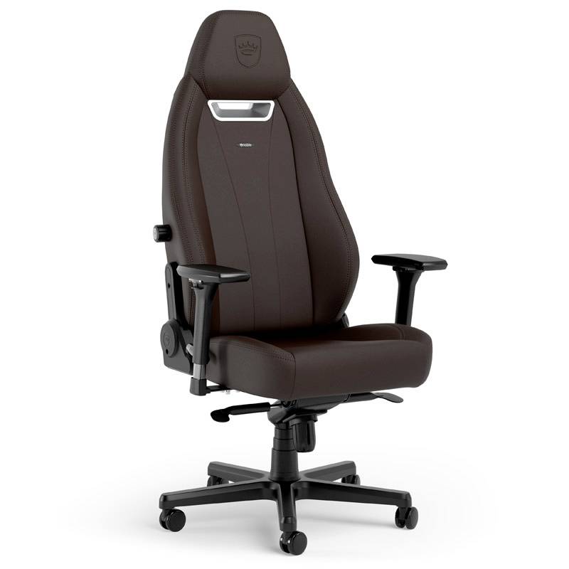 Brauner ergonomischer Bürostuhl mit hoher Rückenlehne, verstellbaren Armlehnen und drehbarer Fünf-Rollen-Basis auf weißem Hintergrund.