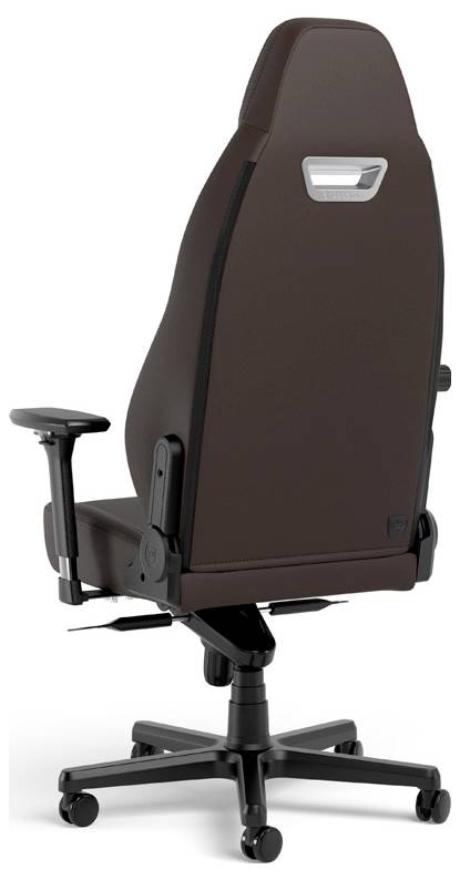 Brauner Bürostuhl mit hoher Rückenlehne, Armlehnen, fünfzackiger Rollenbasis und verstellbarem Sitz auf weißem Hintergrund.