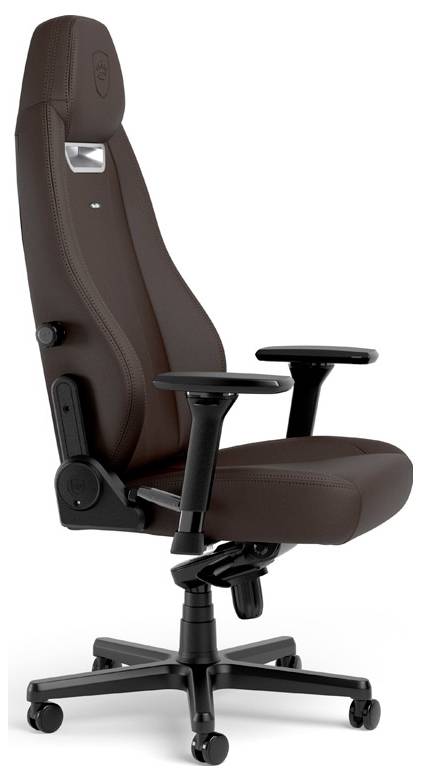 Brauner ergonomischer Bürostuhl mit hoher Rückenlehne, verstellbaren Armlehnen, Kopfstütze und fünfrädrigem Untergestell auf weißem Hintergrund